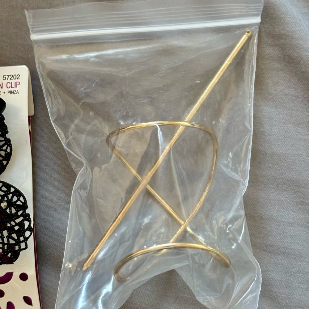2/$15 - Assorted Hair Accessory Set - New - Picture 5 of 8